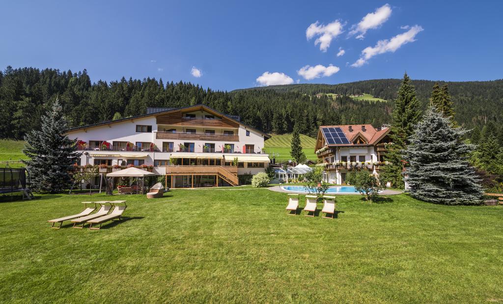 Helmhotel Innichen Exteriör bild